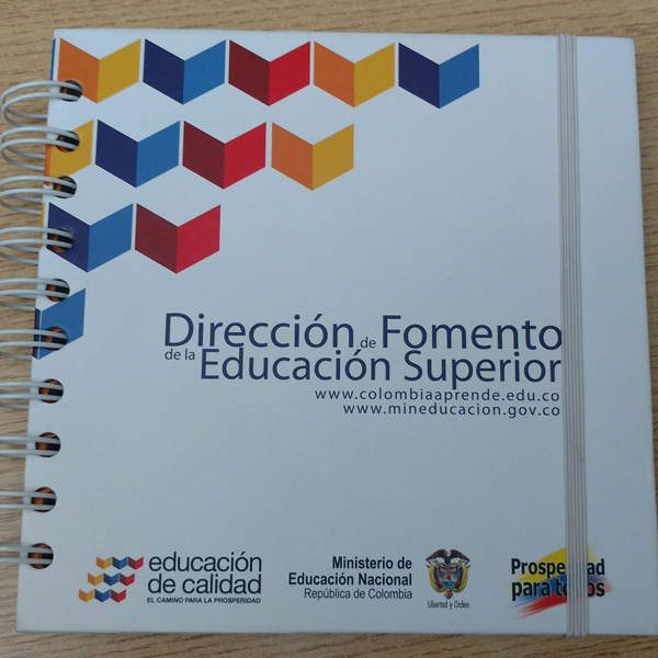 <span class='amarillo'>Cuadernos,</span> agendas y libros